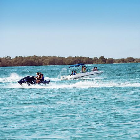 The Wb Abu Dhabi, Curio Collection By Hilton Hotel Bagian luar foto Boating on the Murray River