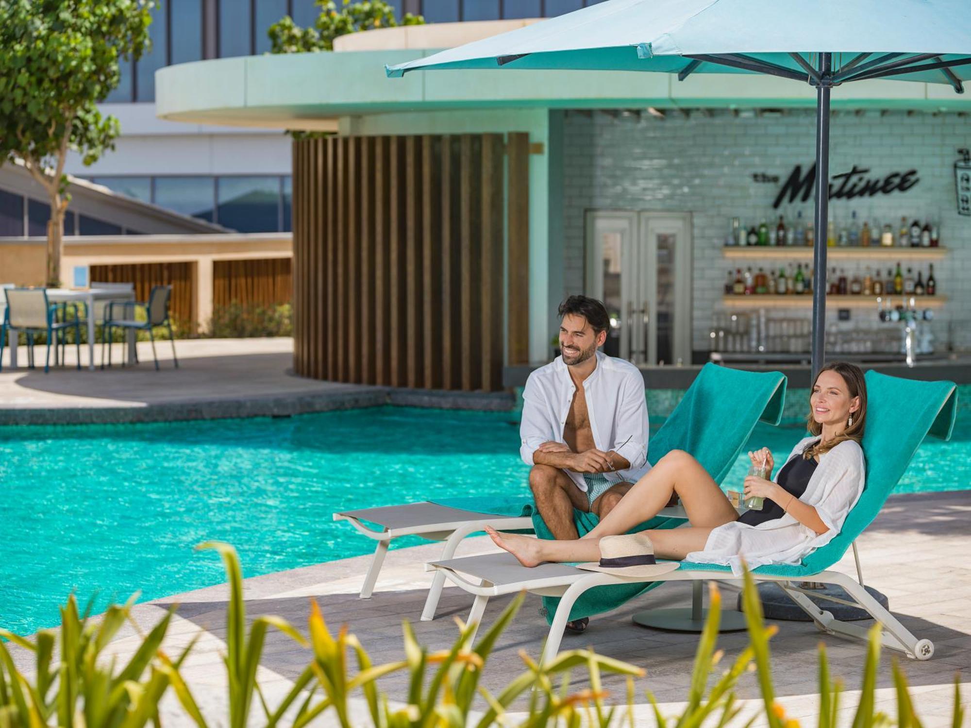 The Wb Abu Dhabi, Curio Collection By Hilton Hotel Bagian luar foto The Met pool bar
