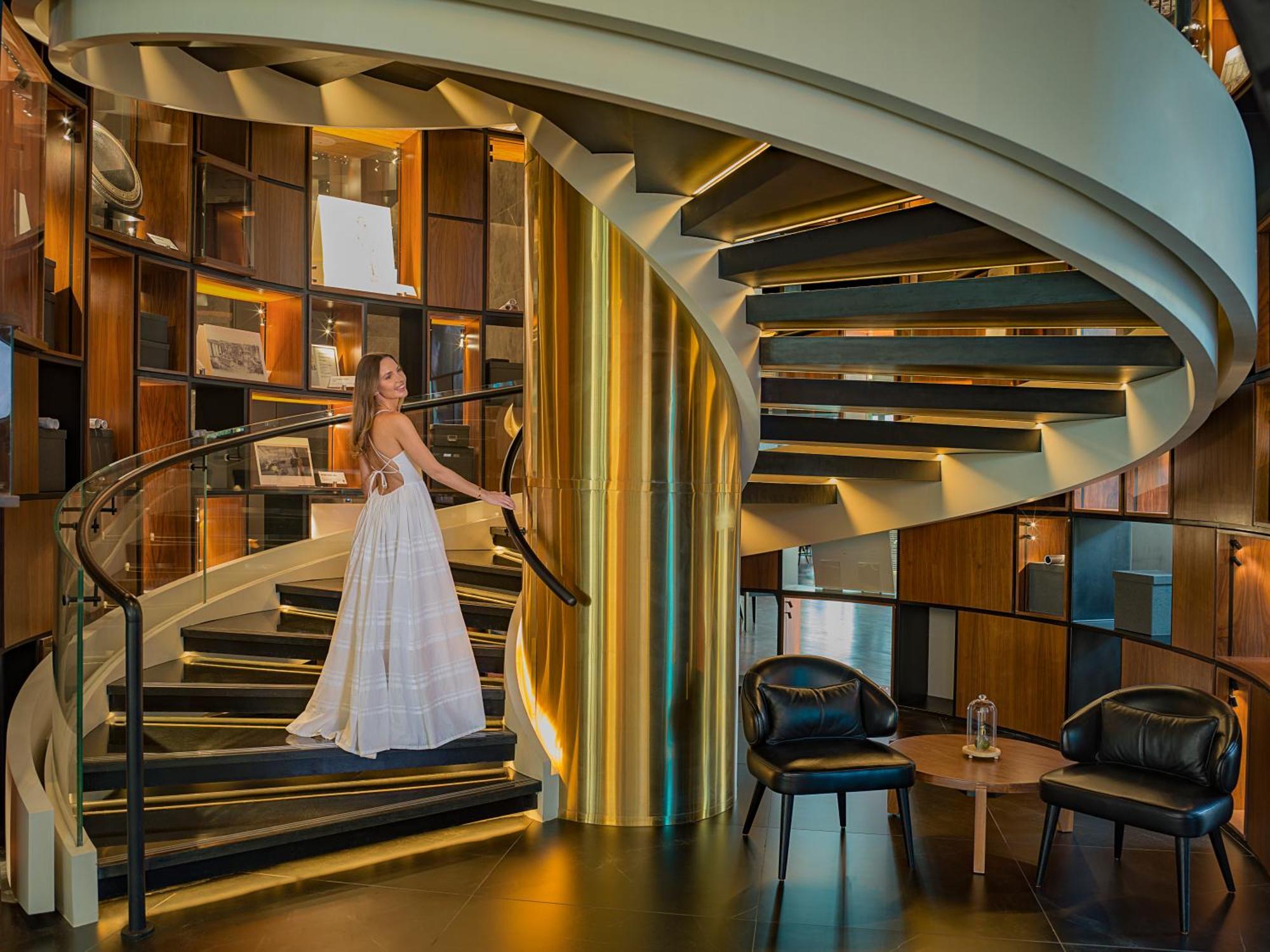 The Wb Abu Dhabi, Curio Collection By Hilton Hotel Bagian luar foto The staircase at the lobby