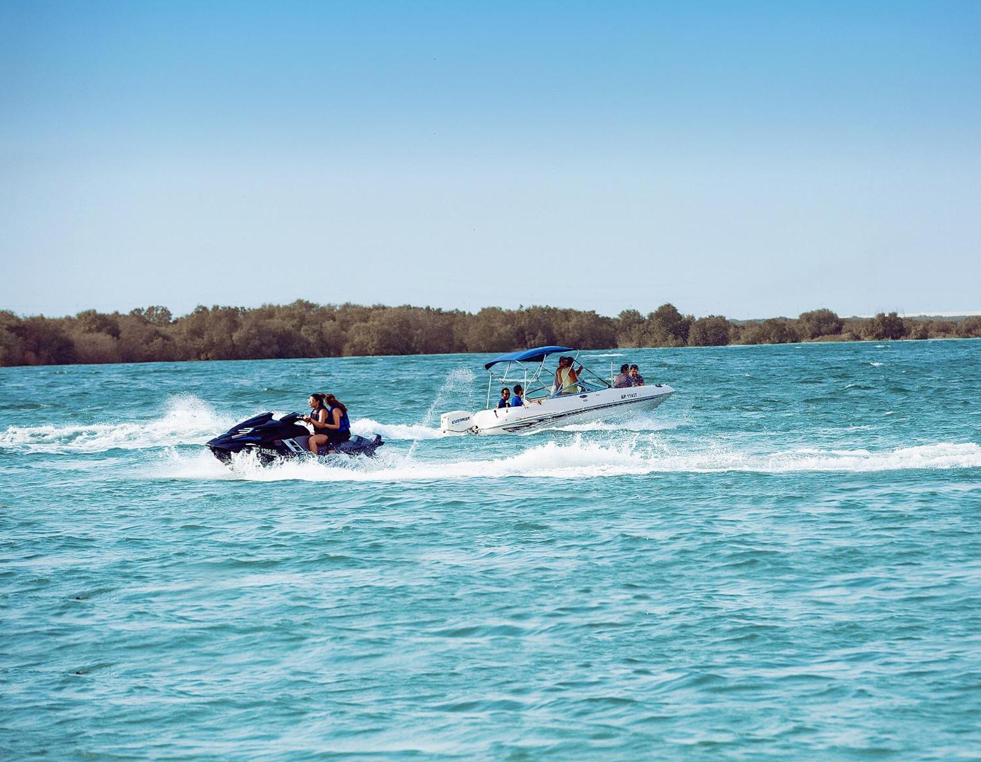 The Wb Abu Dhabi, Curio Collection By Hilton Hotel Bagian luar foto Boating on the Murray River