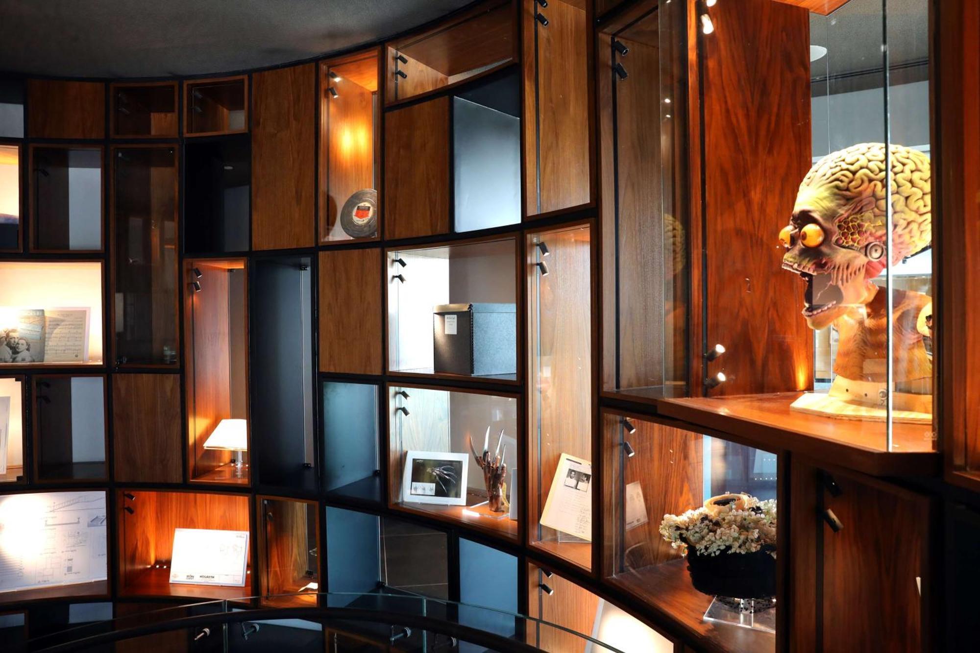 The Wb Abu Dhabi, Curio Collection By Hilton Hotel Bagian luar foto The interior of the restaurant