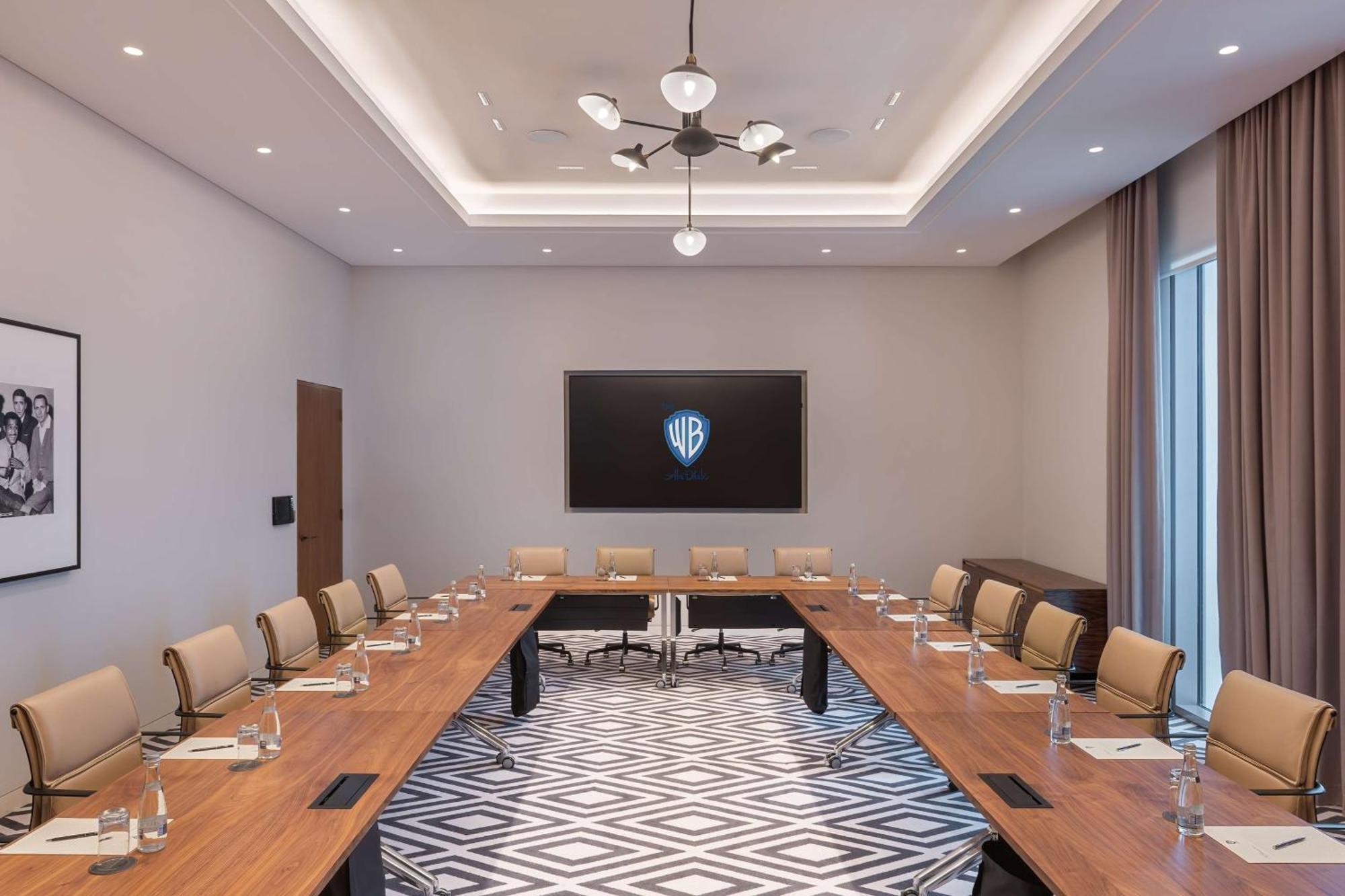 The Wb Abu Dhabi, Curio Collection By Hilton Hotel Bagian luar foto The WB Boardroom