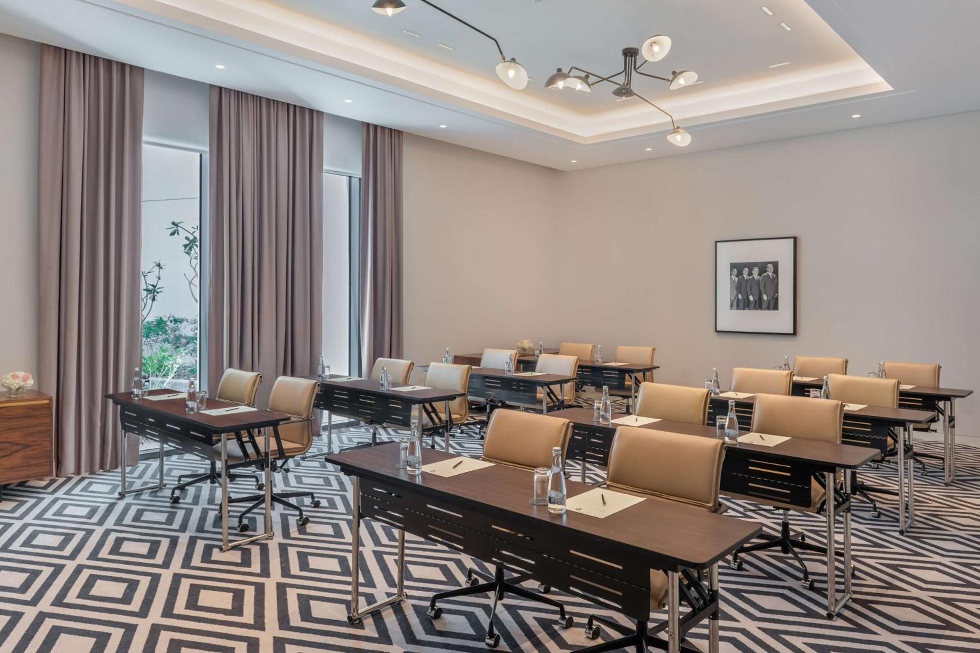 The Wb Abu Dhabi, Curio Collection By Hilton Hotel Bagian luar foto Meeting room