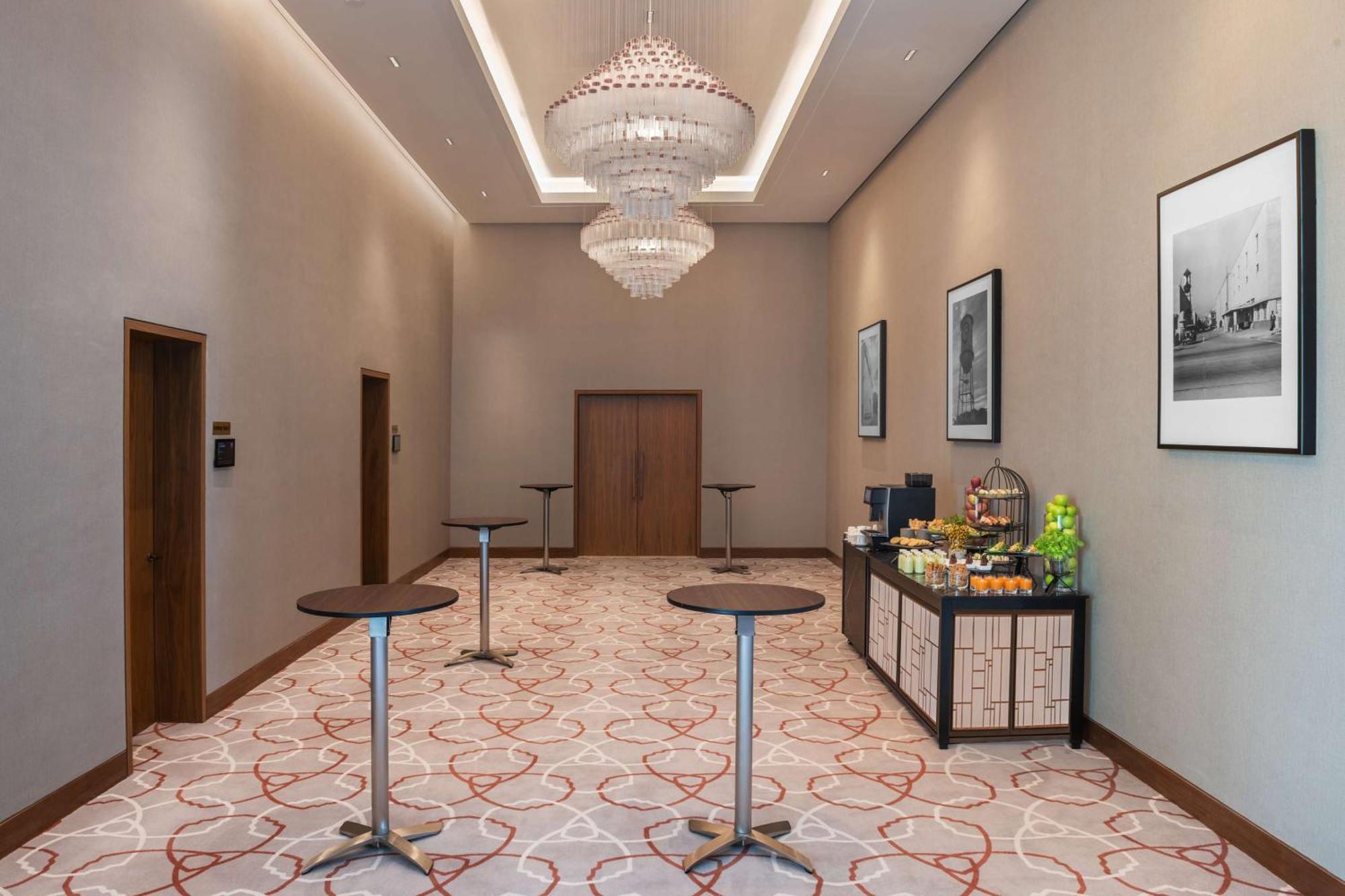 The Wb Abu Dhabi, Curio Collection By Hilton Hotel Bagian luar foto A typical hotel lobby