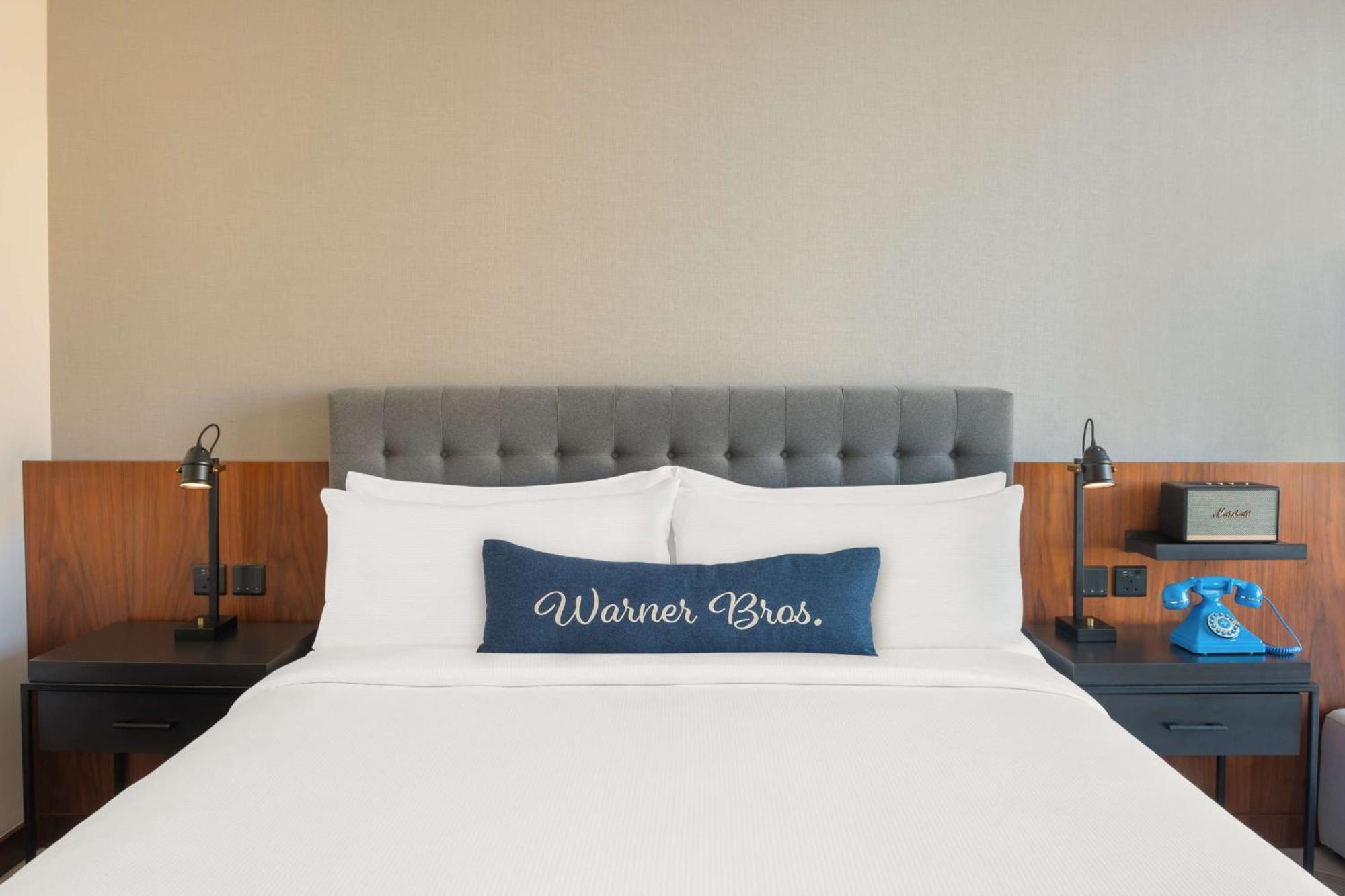 The Wb Abu Dhabi, Curio Collection By Hilton Hotel Bagian luar foto Warner Bros. Studio Hotel
