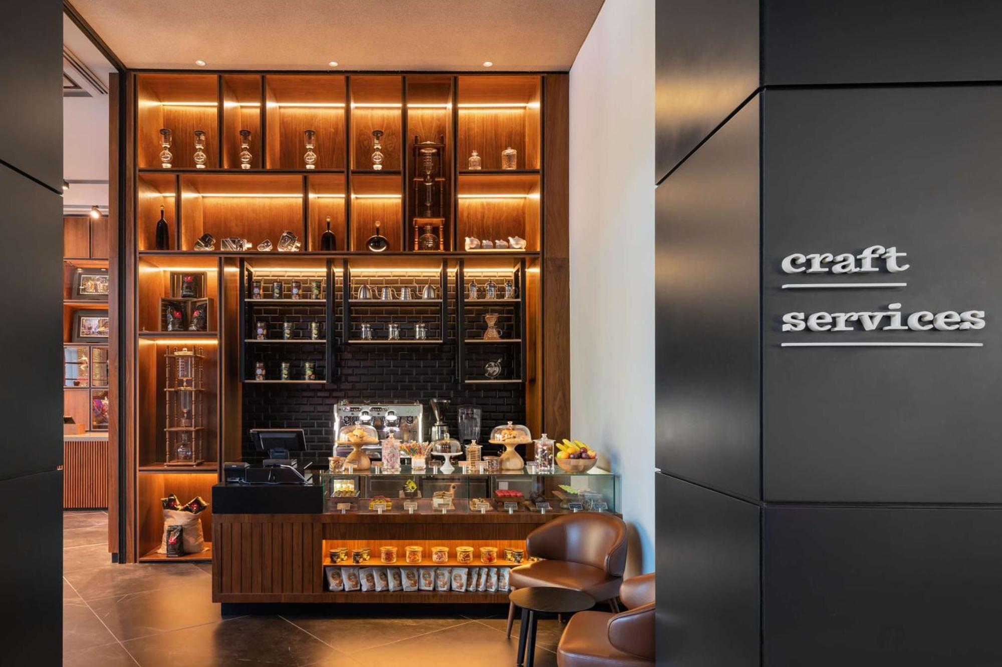 The Wb Abu Dhabi, Curio Collection By Hilton Hotel Bagian luar foto Craft Service