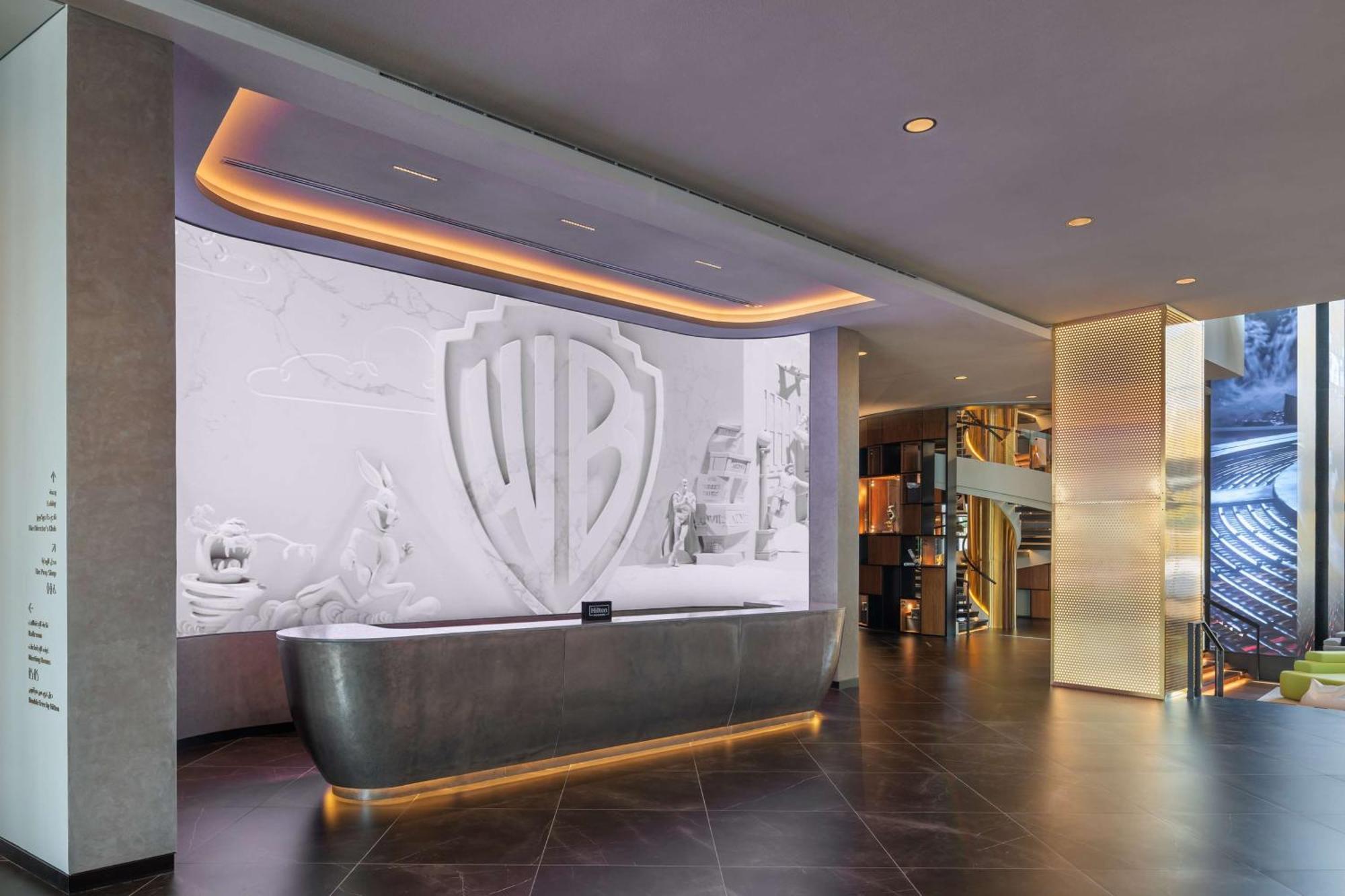 The Wb Abu Dhabi, Curio Collection By Hilton Hotel Bagian luar foto The WB Studio Tour