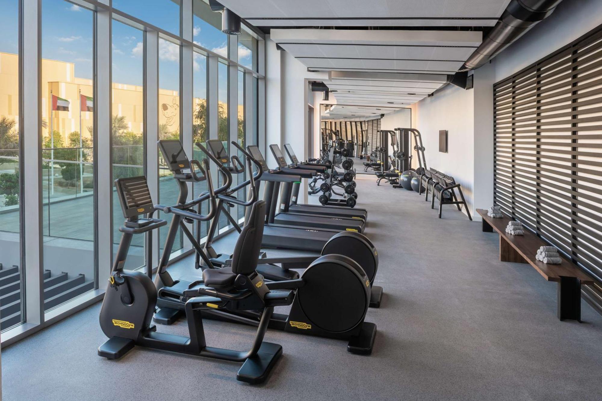 The Wb Abu Dhabi, Curio Collection By Hilton Hotel Bagian luar foto The gym at the hotel