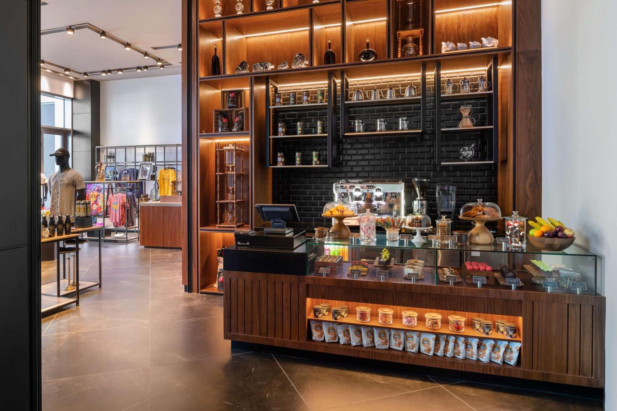 The Wb Abu Dhabi, Curio Collection By Hilton Hotel Bagian luar foto The interior of the R.E.D. store in the London Marriott Grand Ballroom