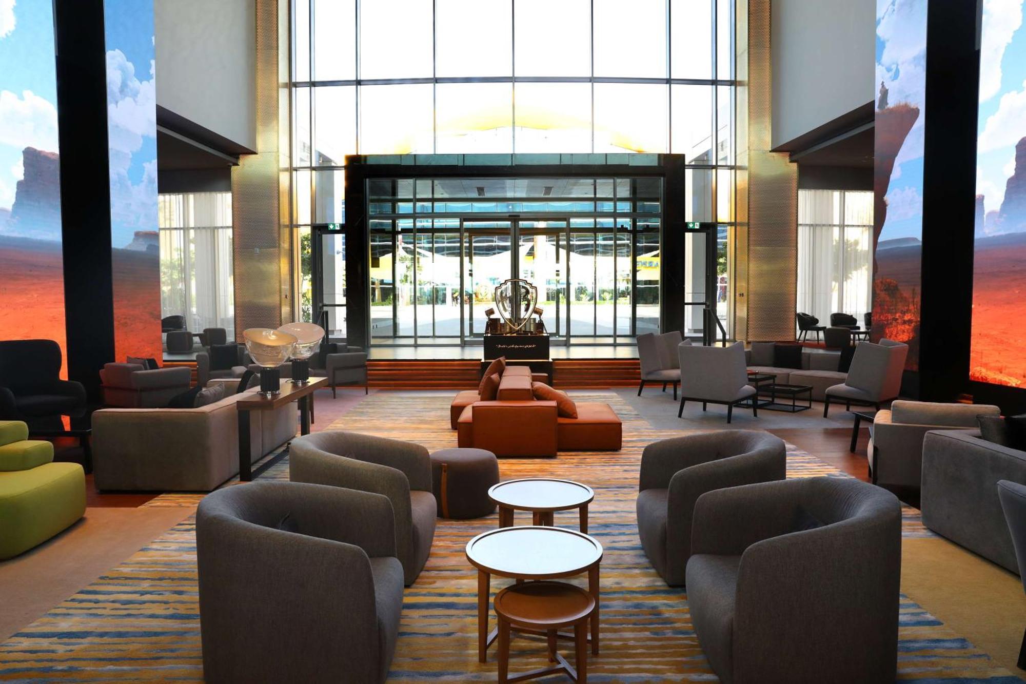 The Wb Abu Dhabi, Curio Collection By Hilton Hotel Bagian luar foto The lobby of the hotel