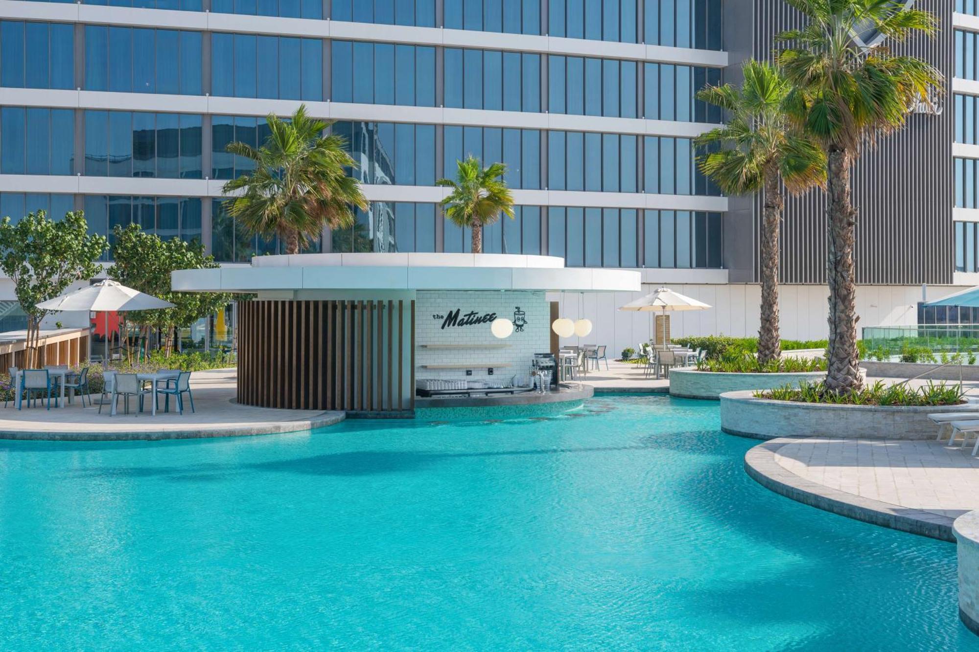 The Wb Abu Dhabi, Curio Collection By Hilton Hotel Bagian luar foto The swimming pool at the hotel