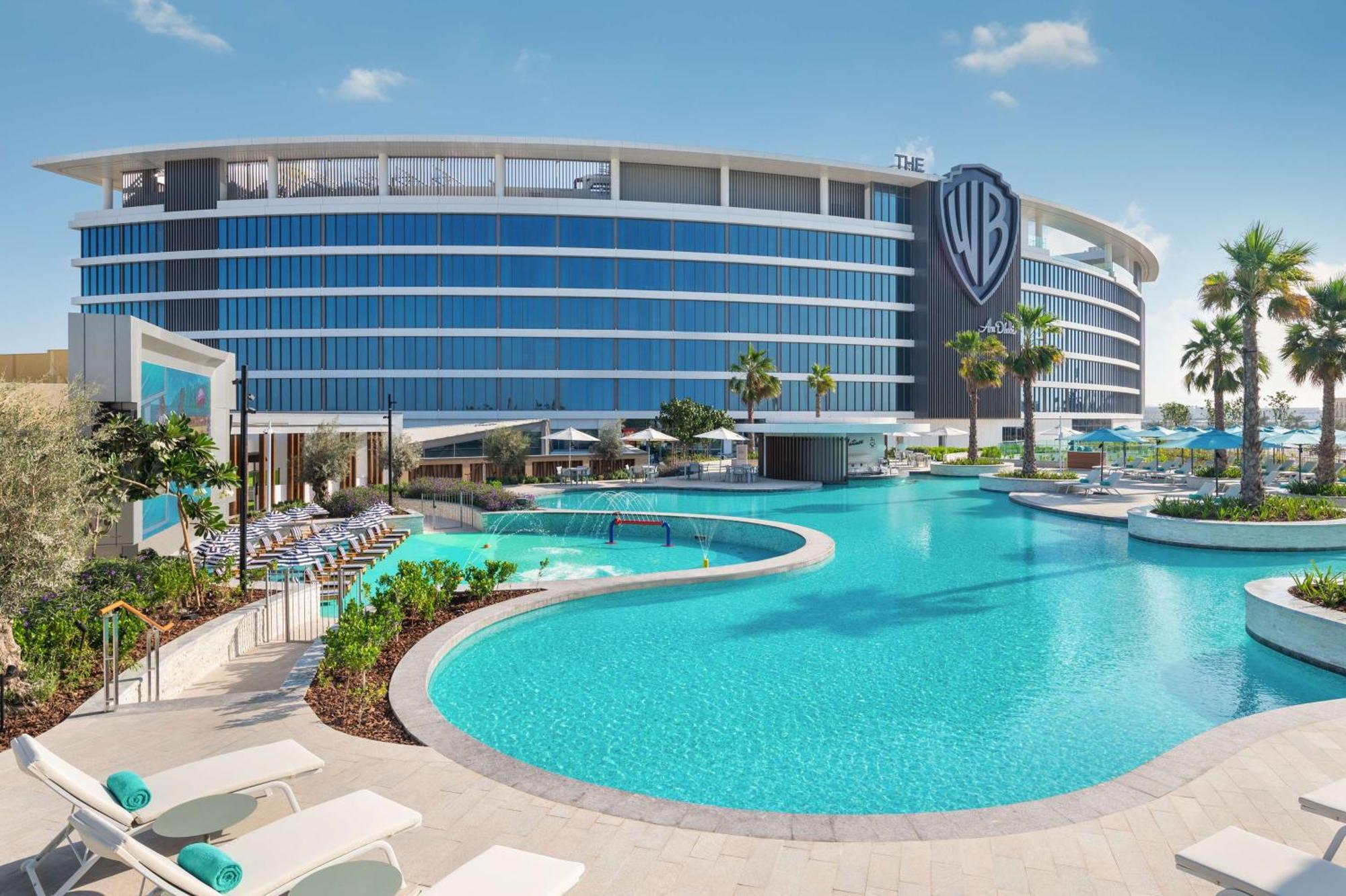The Wb Abu Dhabi, Curio Collection By Hilton Hotel Bagian luar foto The hotel's pool